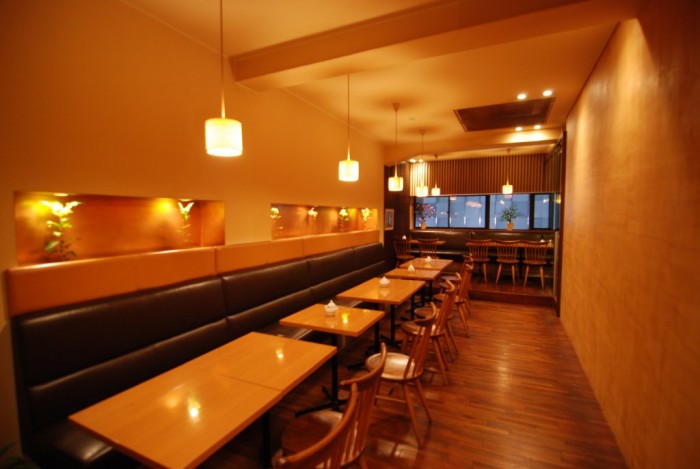 木のぬくもりを感じていただきながらおくつろぎいただける静かな空間です。