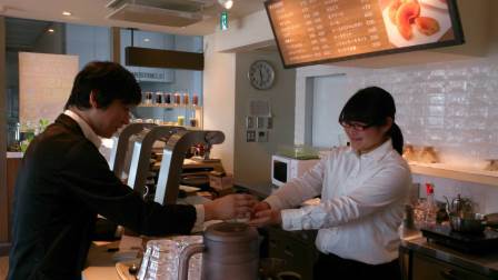 コーヒーをサーブ