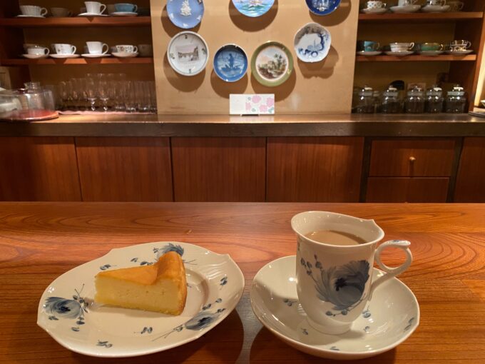 コーヒーカップとベイクドチーズ