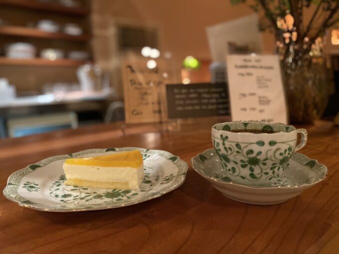 コーヒーカップとオレンジのムース